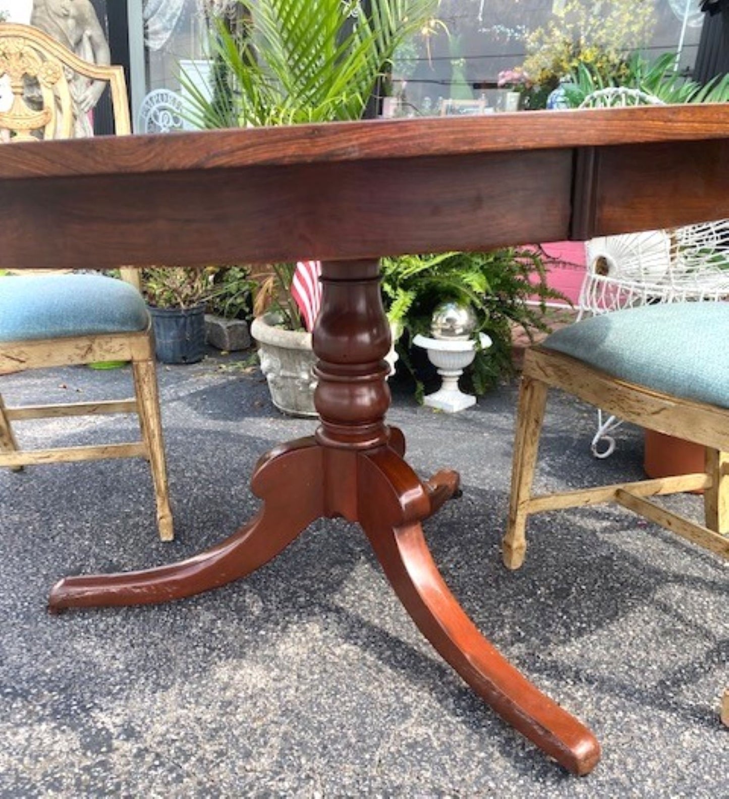 Beautiful Rosewood Round Pedestal Table
